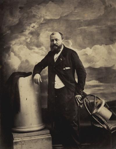 Portrait d'un homme appuyé sur une colonne