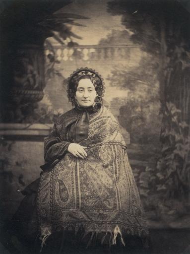 Jeune femme au châle