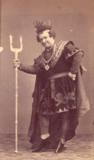 Portrait d'un homme déguisé en diable