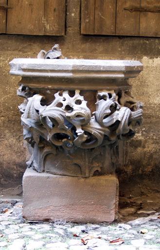 Chapiteau engagé à feuillage ; Socle de statue