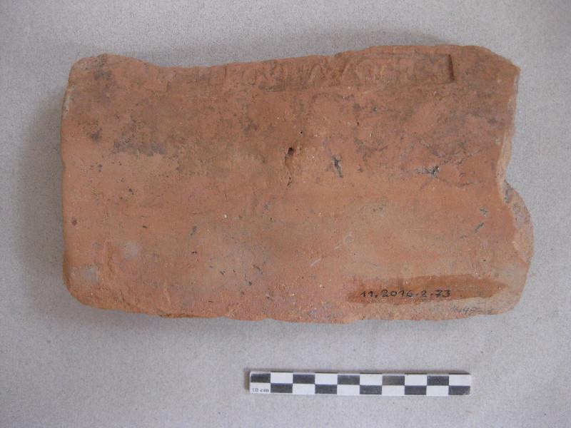 Tuile de type imbrex avec estampille