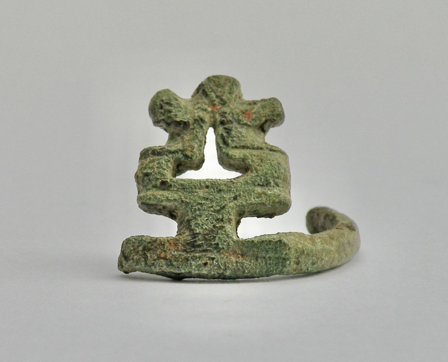 Bague-clé à panneton en forme de lyre ajourée