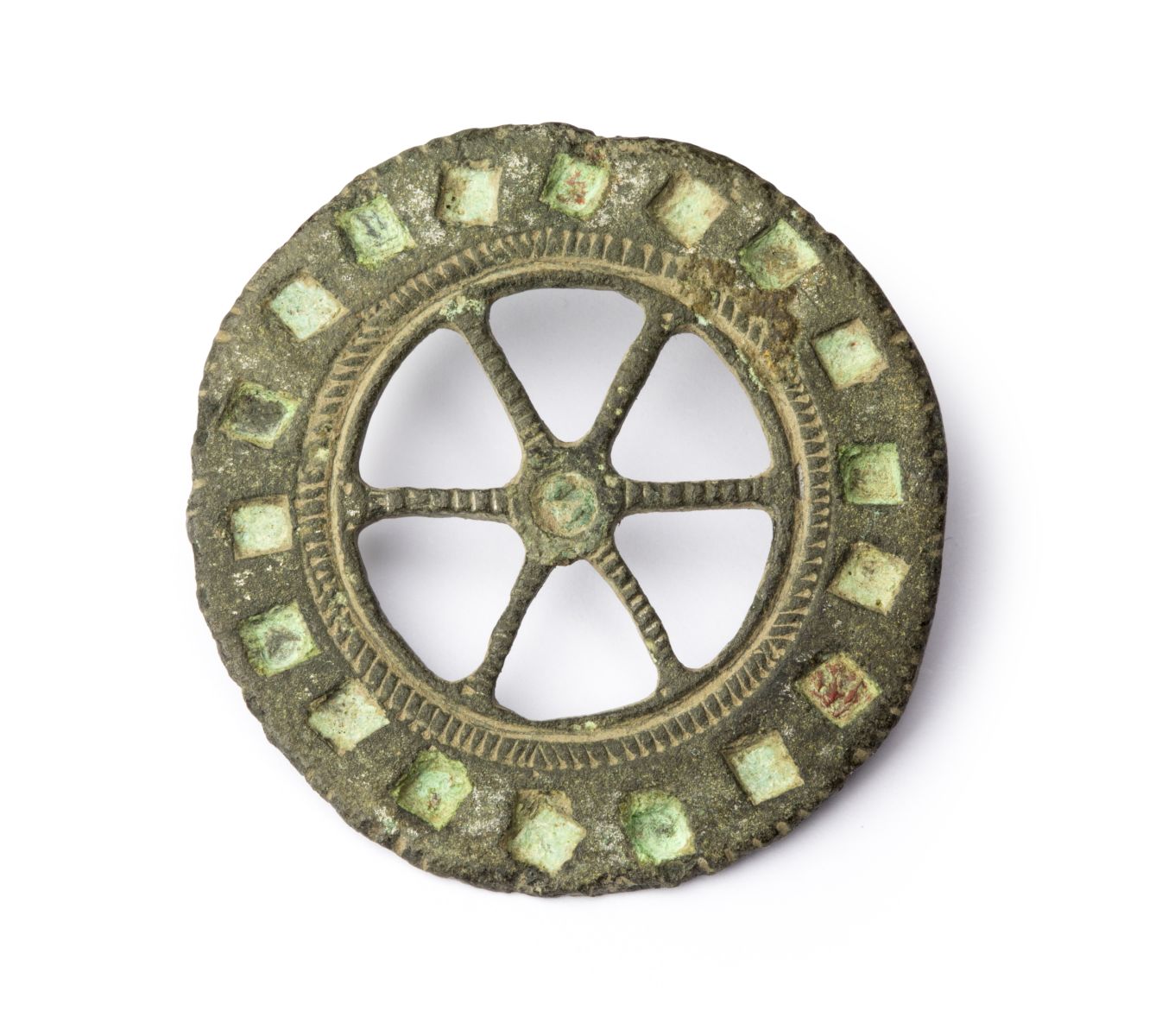 Fibule en forme de rouelle, émaillée