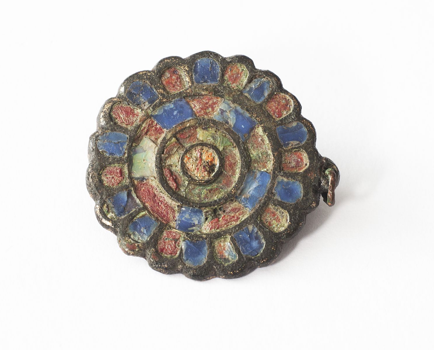 Fibule émaillée de couleurs alternées