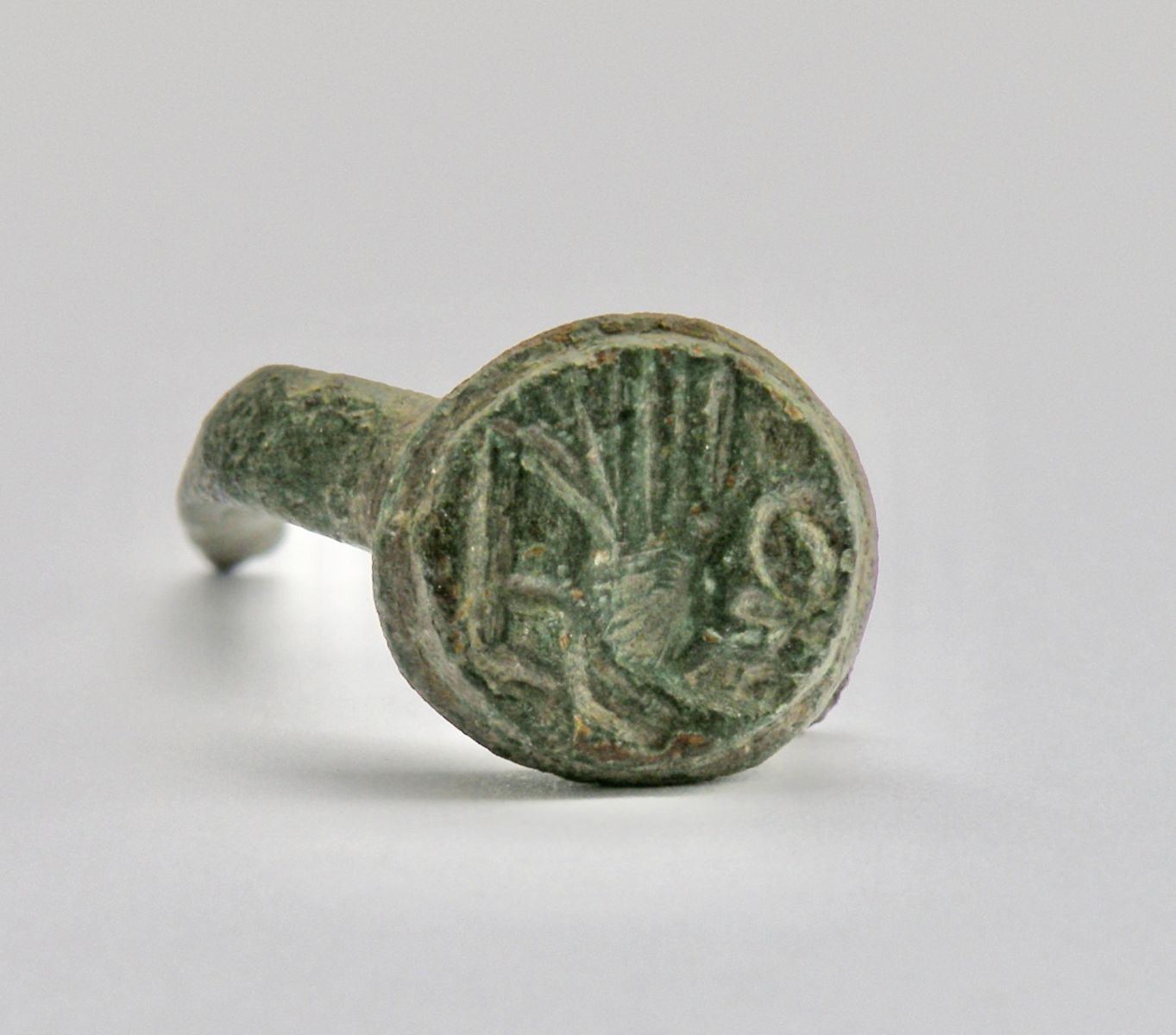 Bague à chaton surélevé et gravé