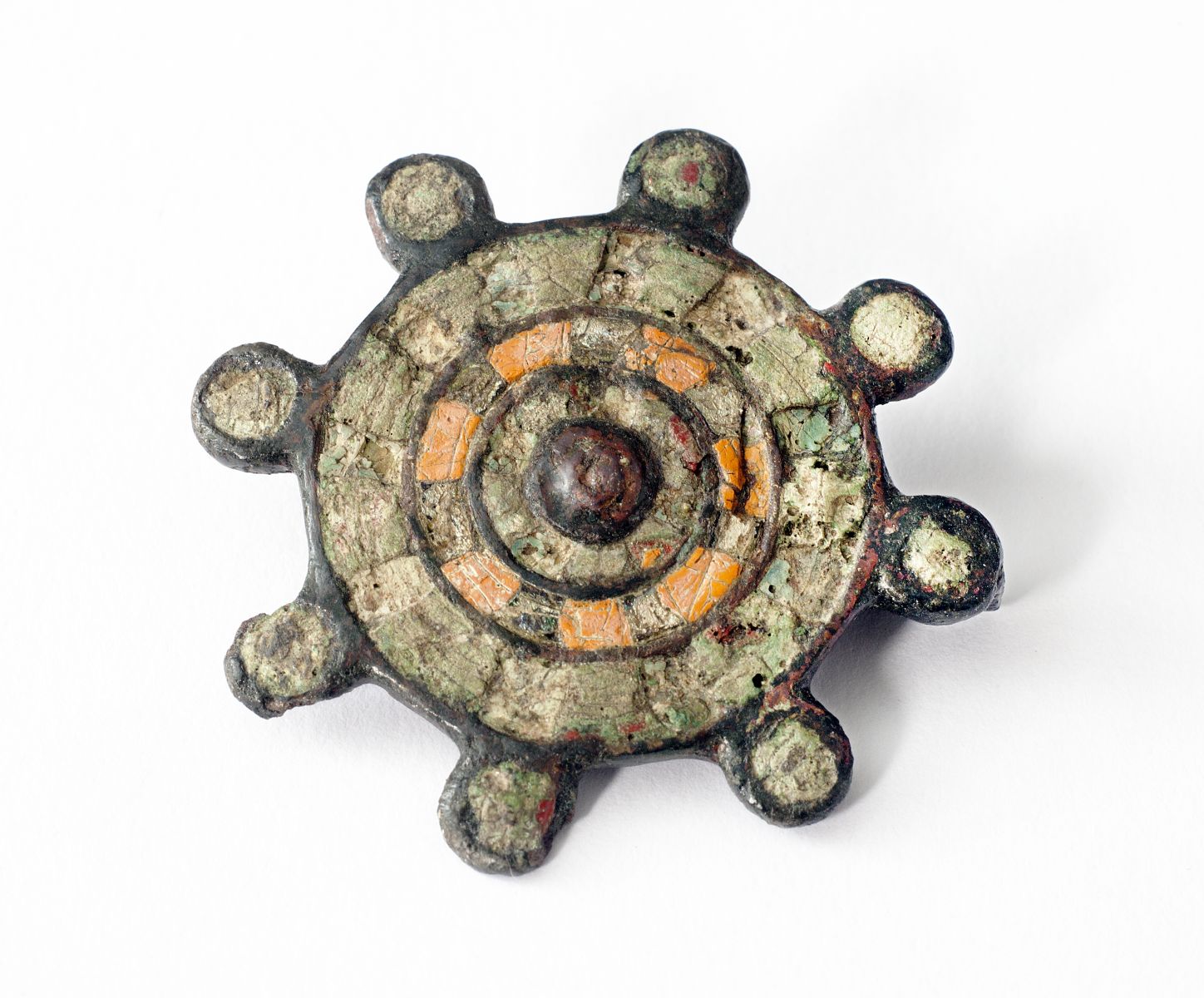 Fibule discoïdale émaillée à excroissances latérales