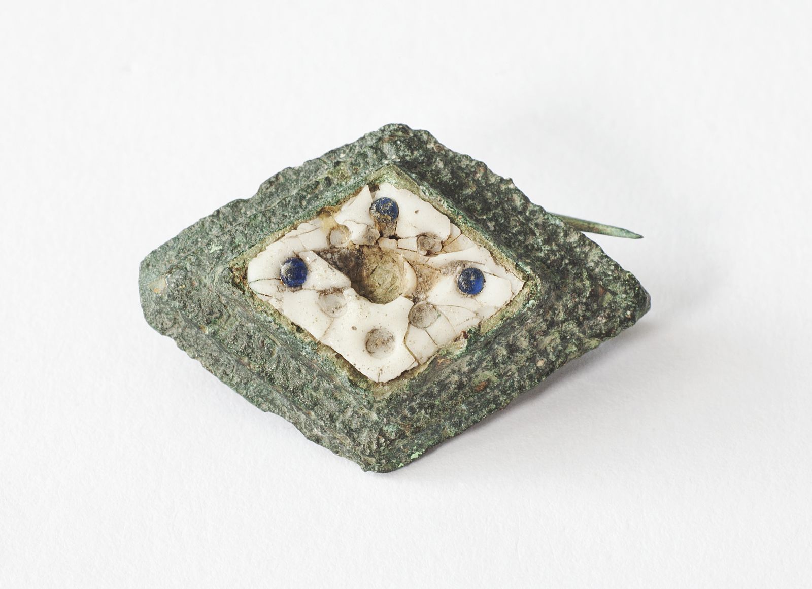 Fibule losangique émaillée incrustée de verre