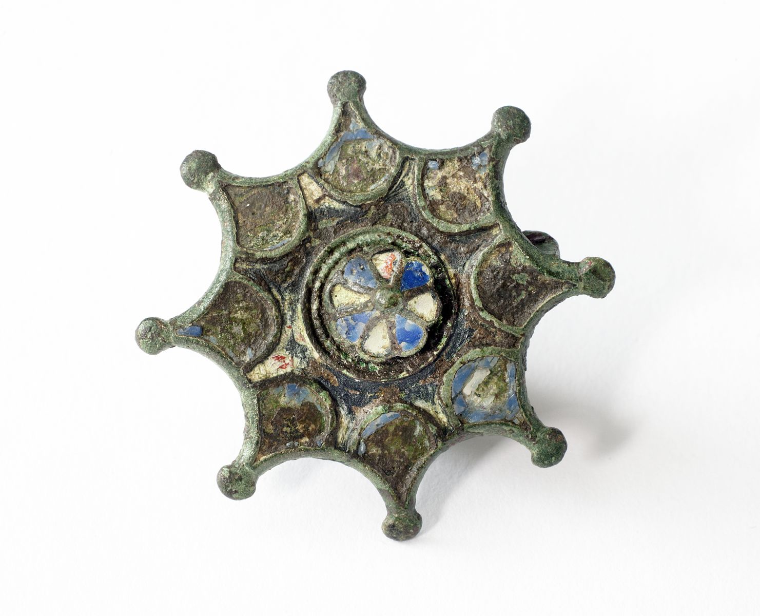 Fibule en forme d'étoile, émaillée