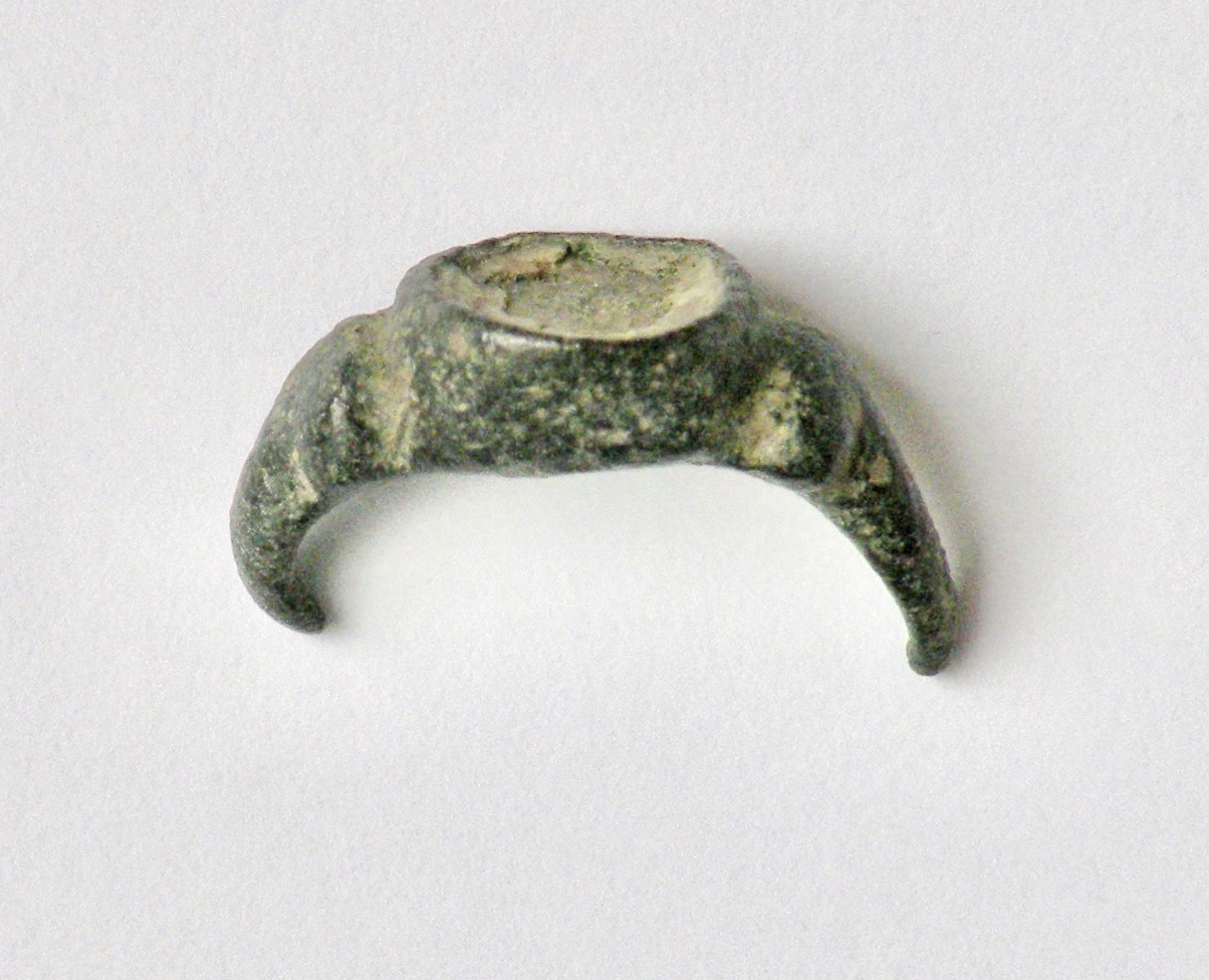 Bague à chaton émaillé