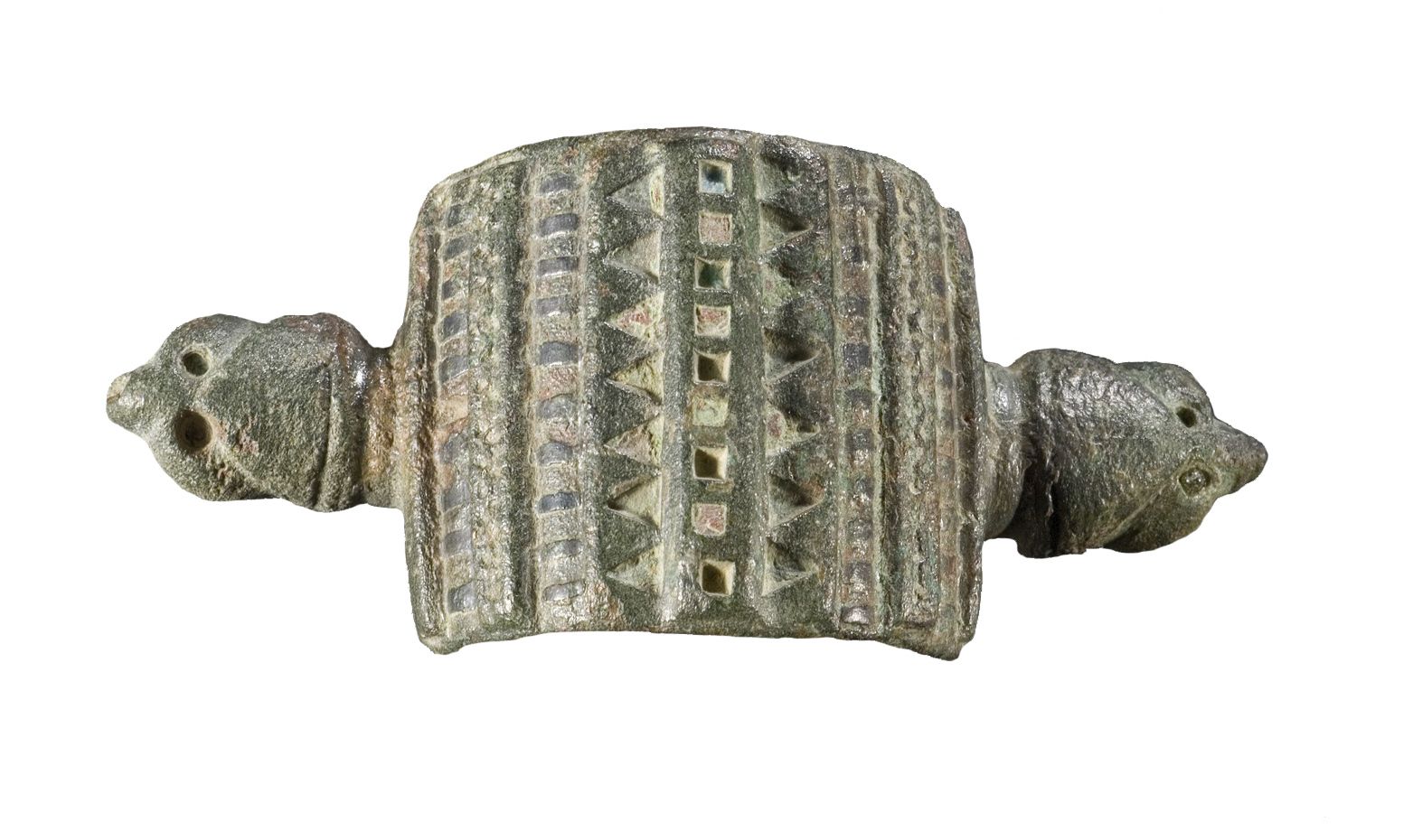 Fibule émaillée symétrique à tête de reptile