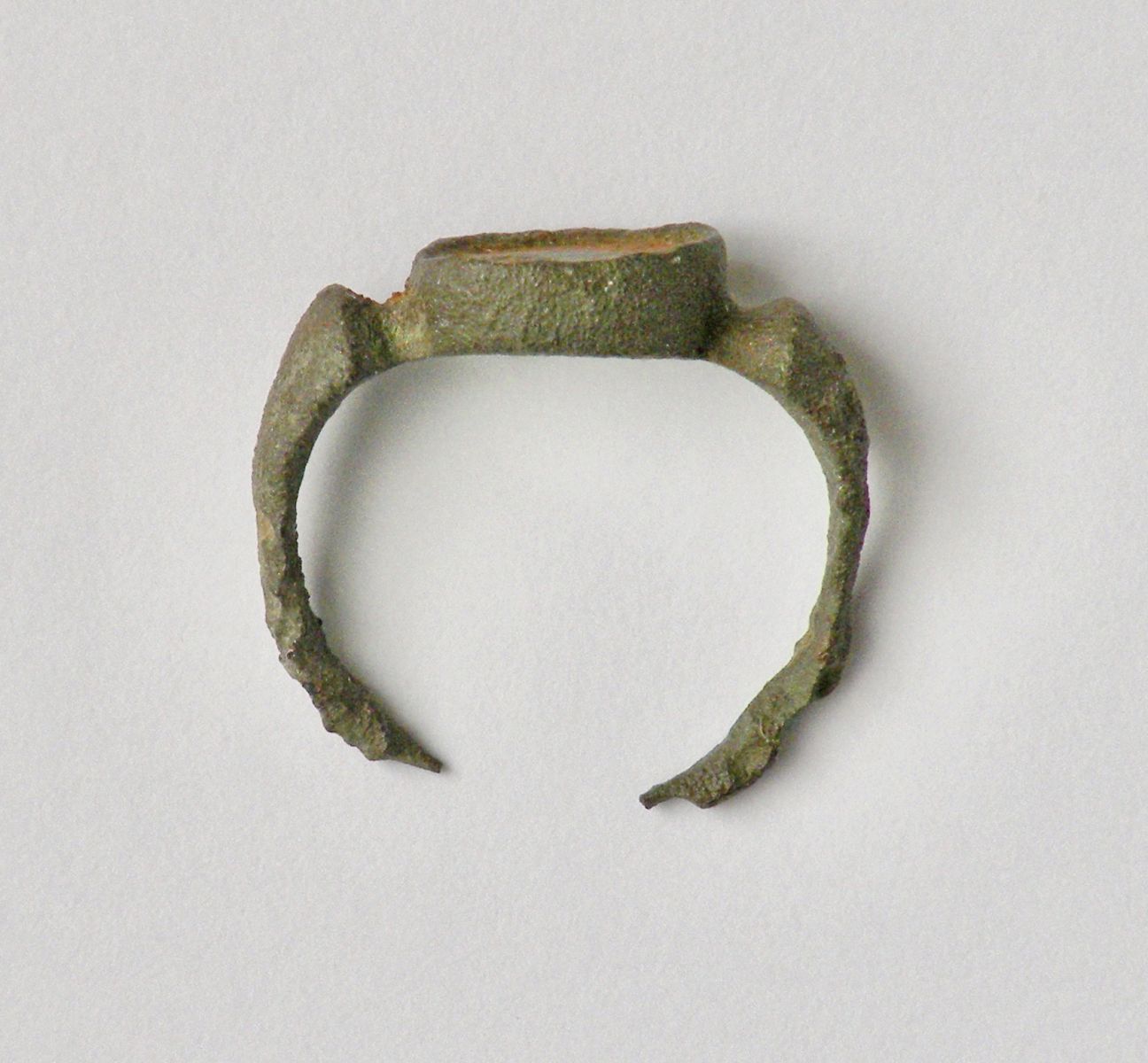 Bague à chaton rehaussé