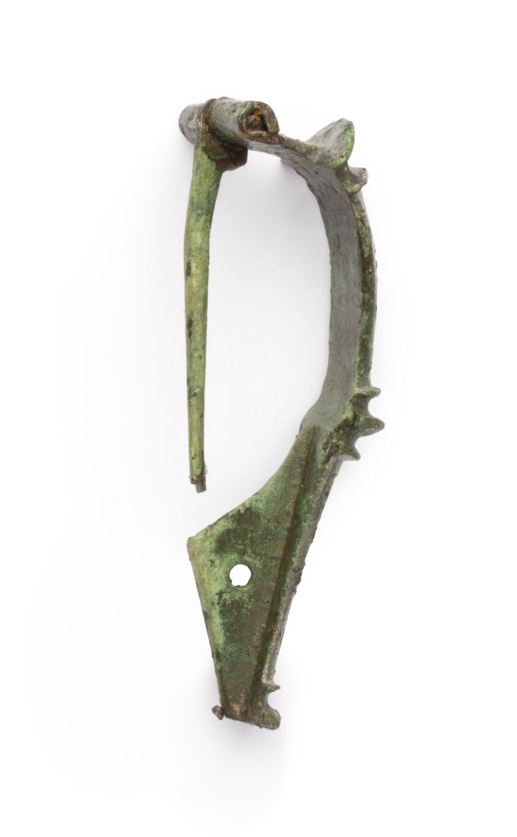 Fibule étamée à décor niellé