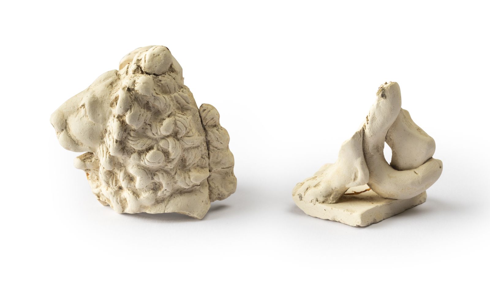 Figurine de lion en terre cuite blanche