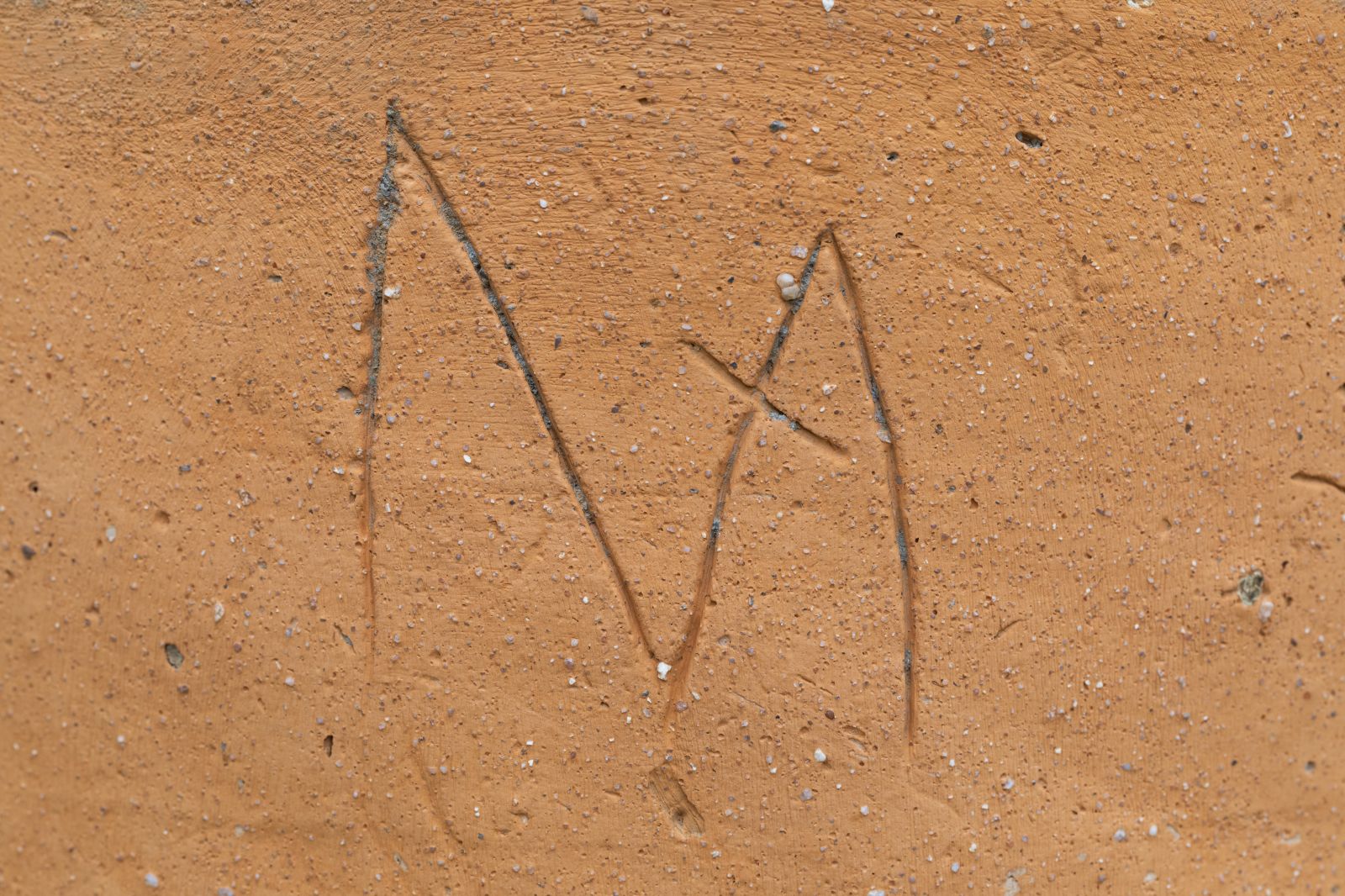 Conduit à libation en terre cuite