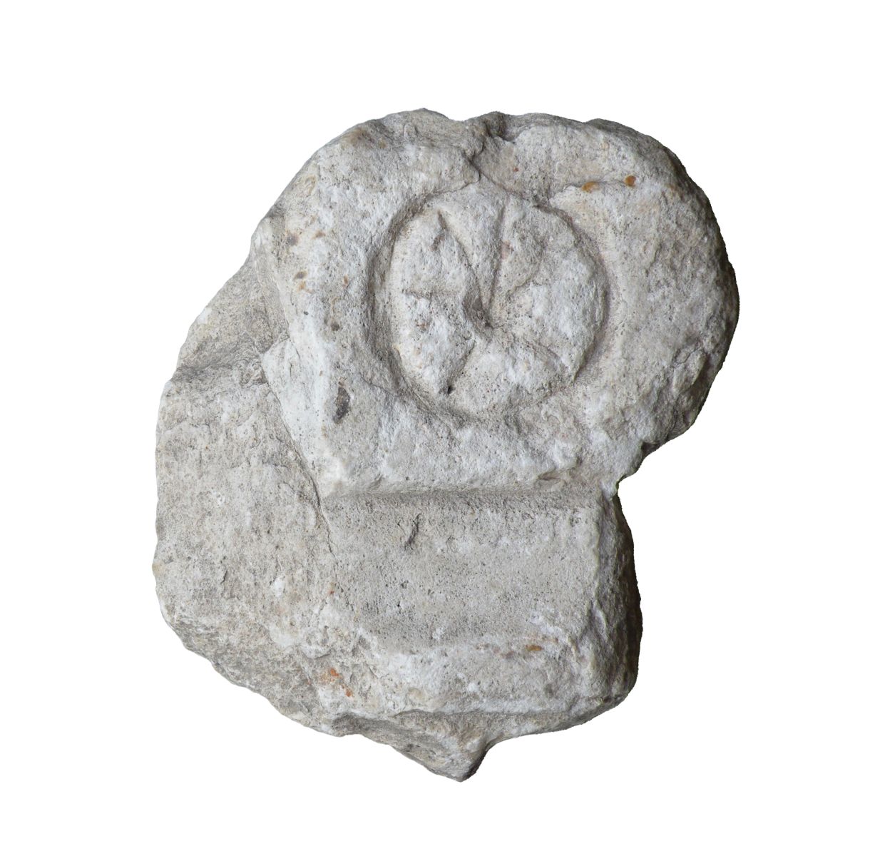 Fragment de couronnement d'autel en calcaire