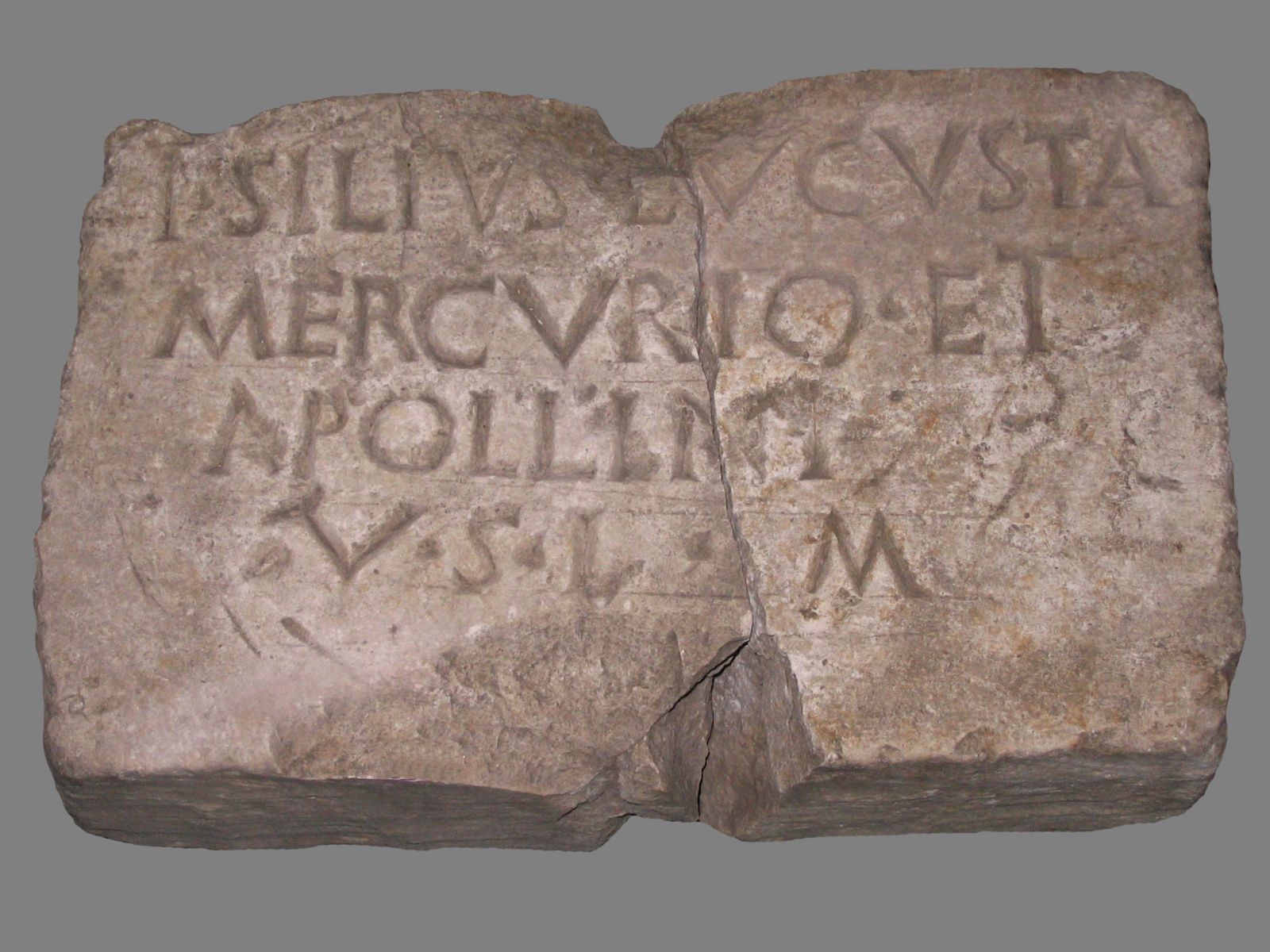 Epigraphe sur bloc d'autel votif