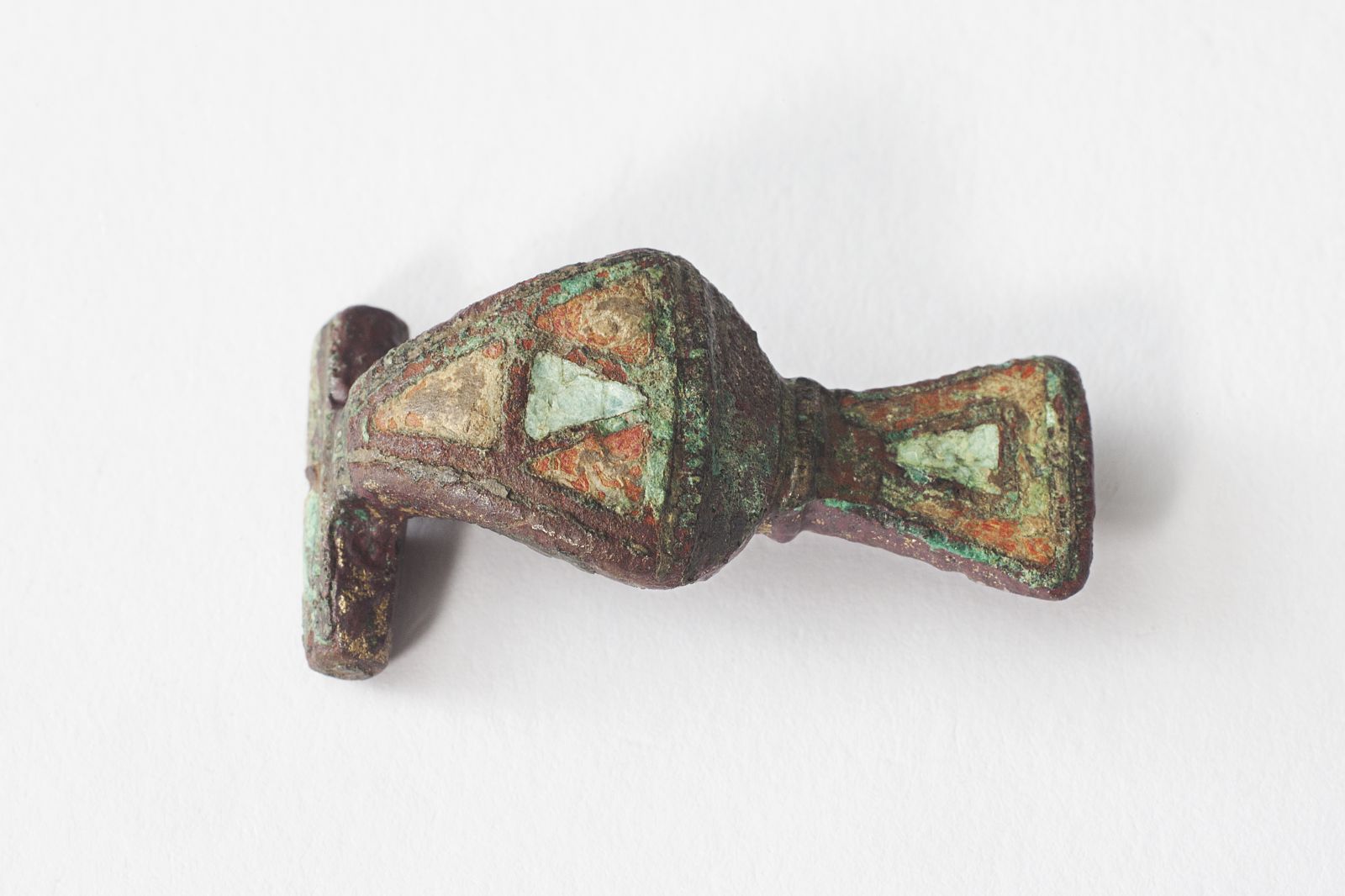 Fibule à arc triangulaire émaillé