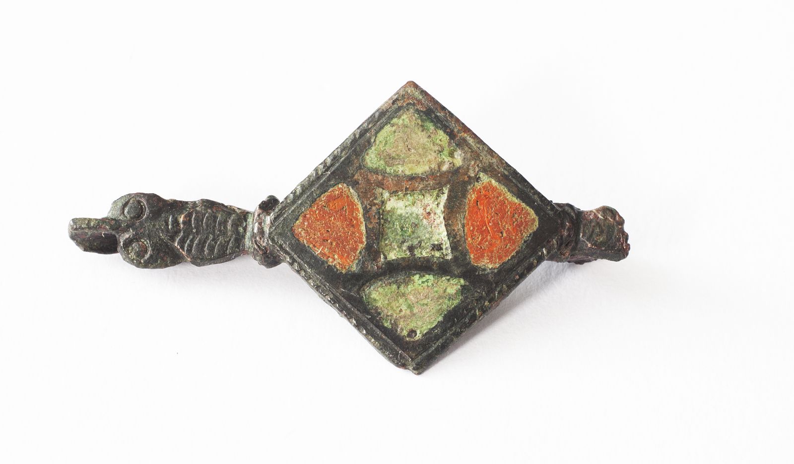 Fibule losangique émaillée