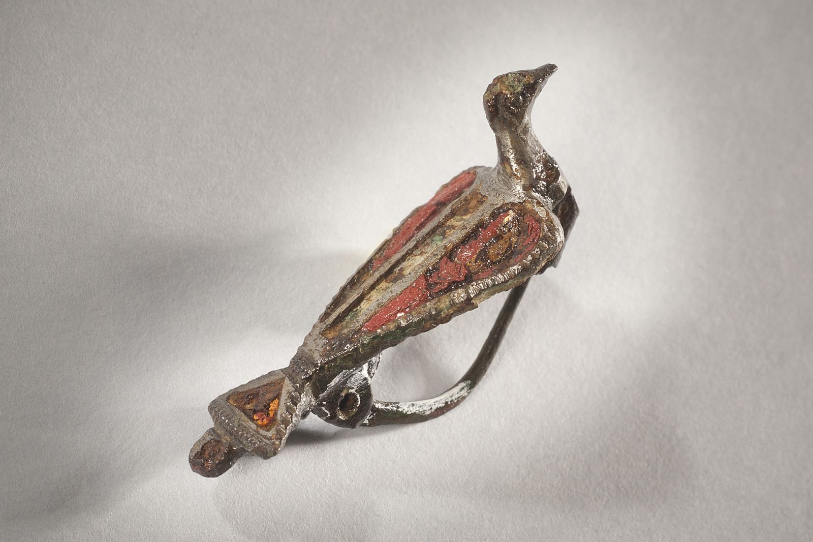 Fibule zoomorphe émaillée, représentant un oiseau