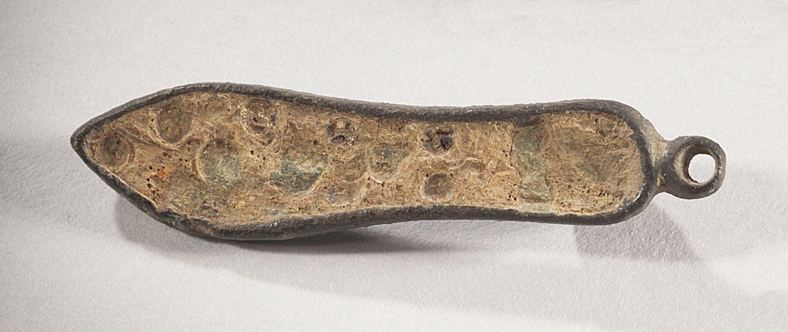 Fibule skeuomorphe en forme de semelle émaillée