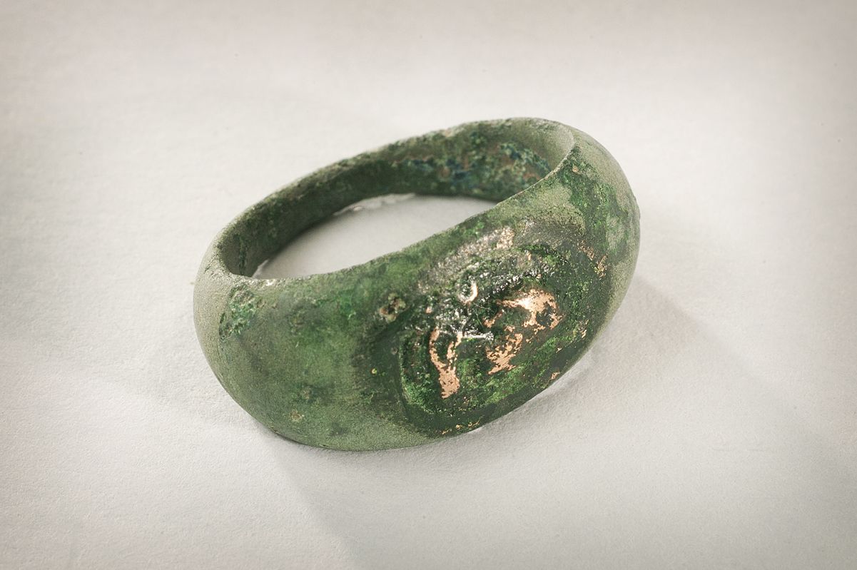 Bague ornée d'un camée en bronze