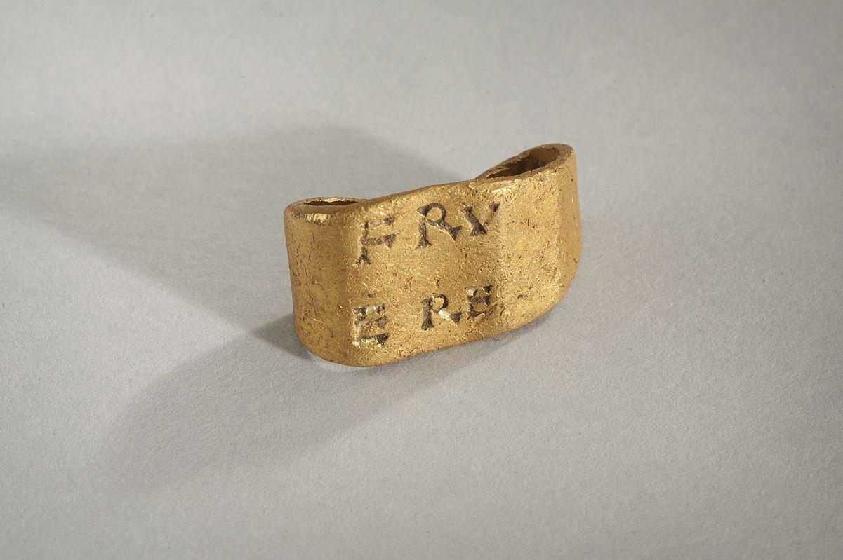 Bague en or avec inscription
