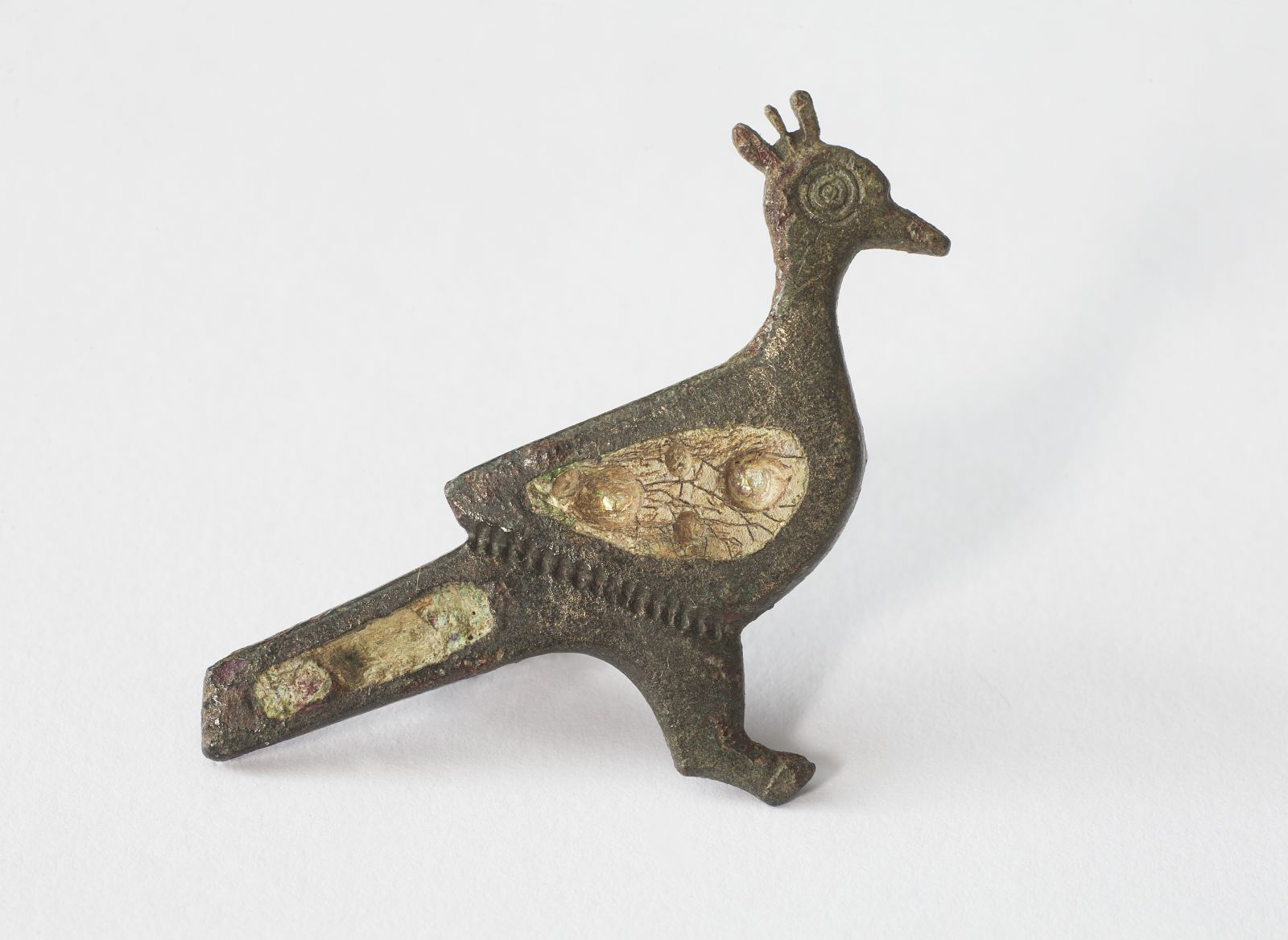 Fibule émaillée représentant un paon