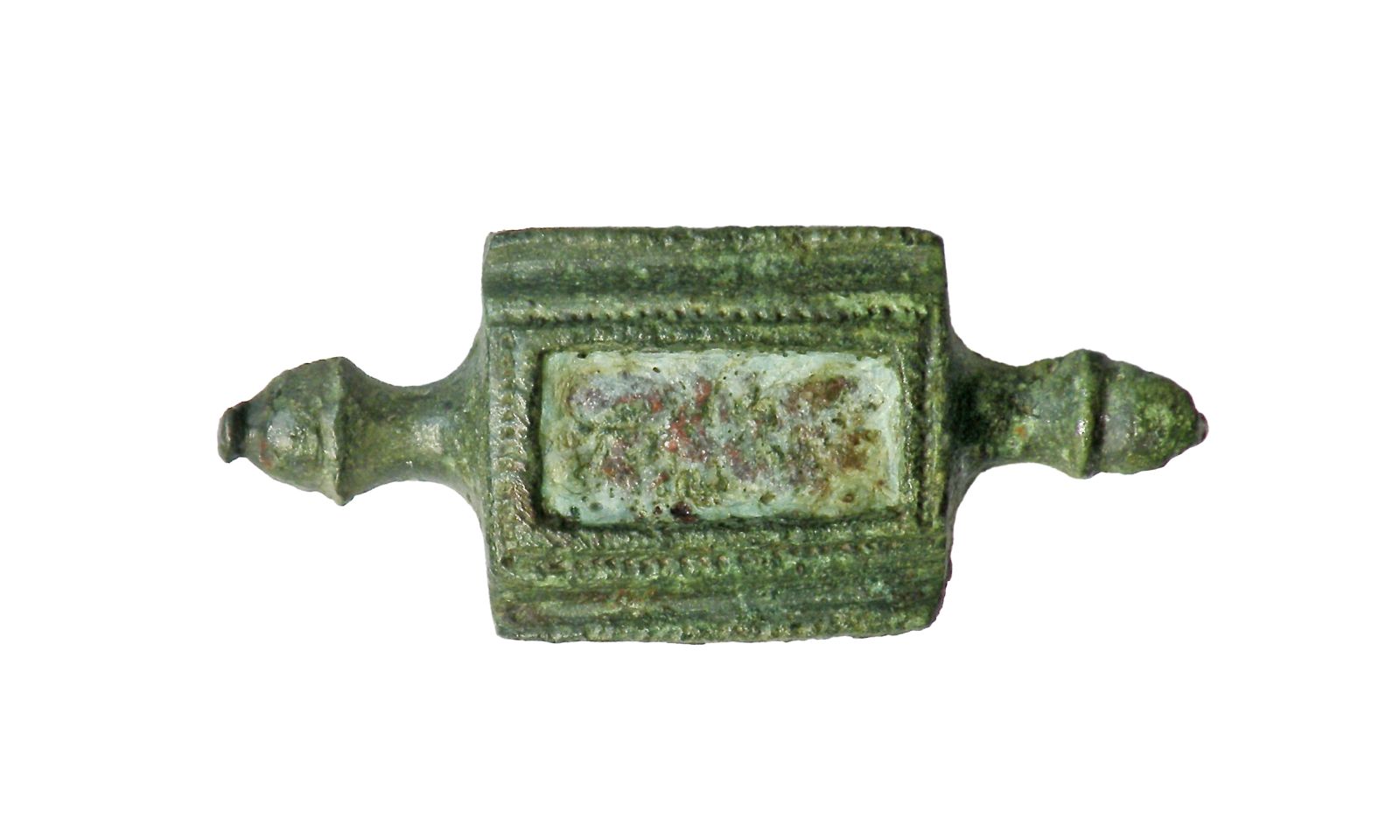 Fibule émaillée à deux axes de symétrie