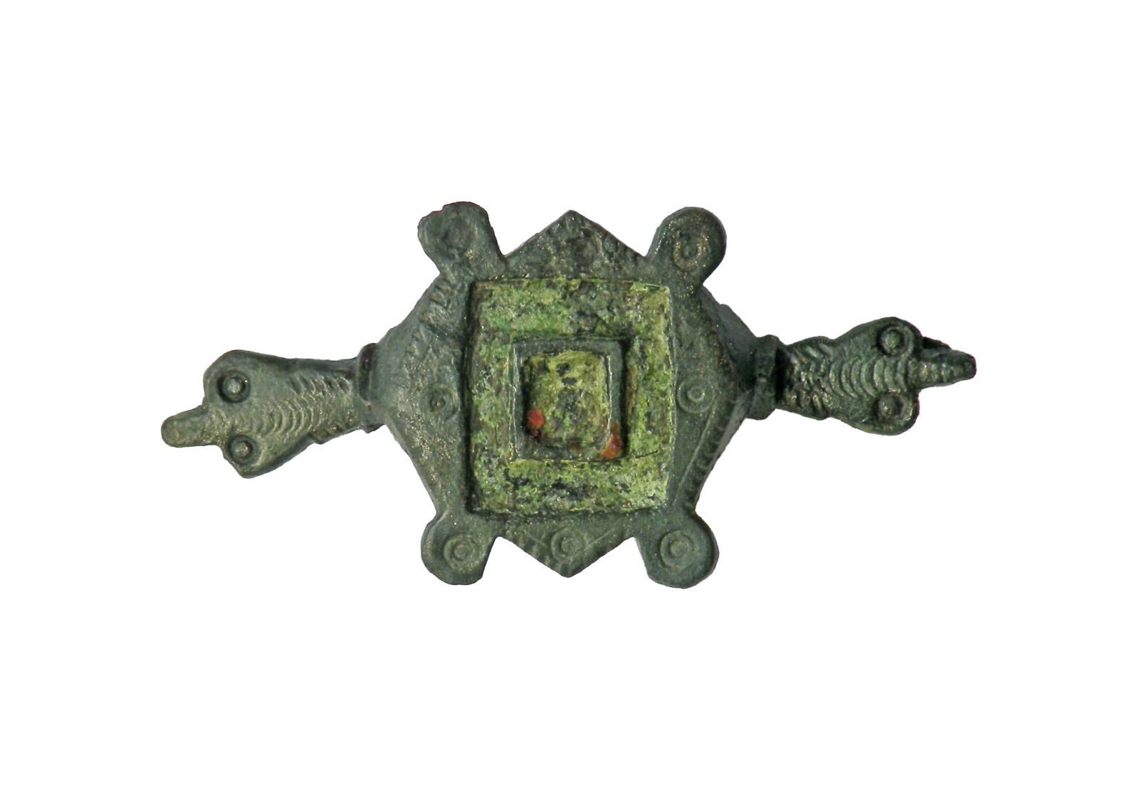 Fibule émaillée à deux axes de symétrie