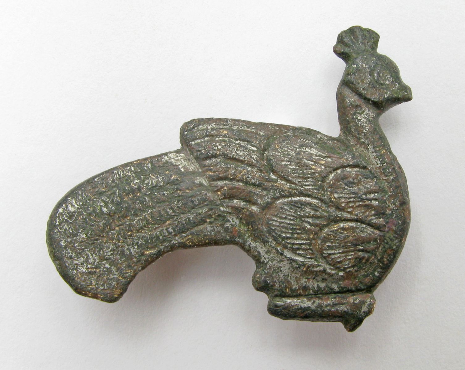 Fibule étamée en forme de paon