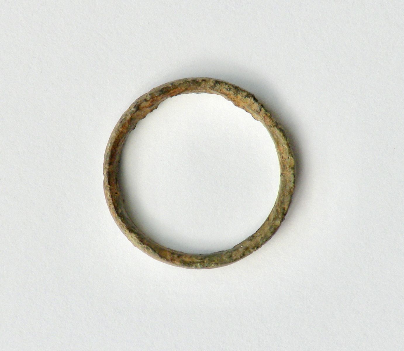 Bague-anneau à décor incisé