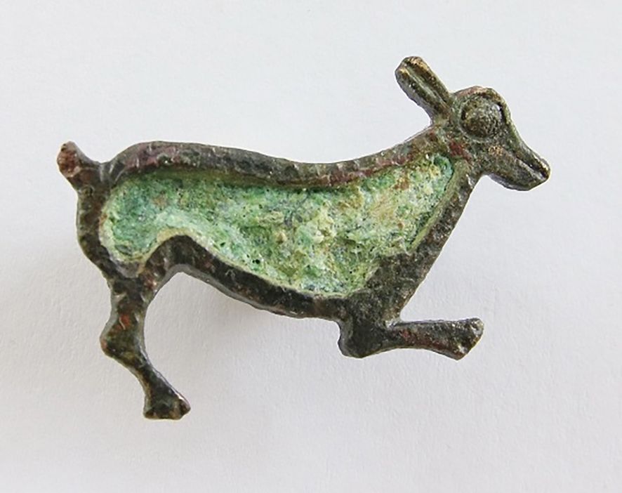 Fibule émaillée représentant un singe