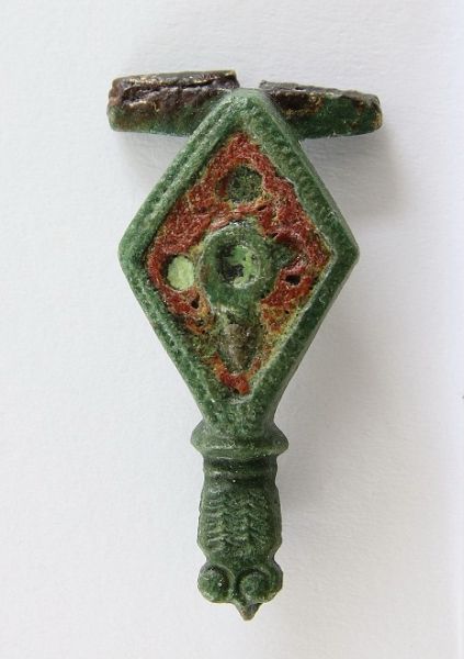 Fibule losangique émaillée à tête de reptile
