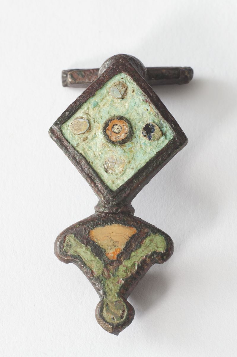 Fibule à arc losangique émaillé