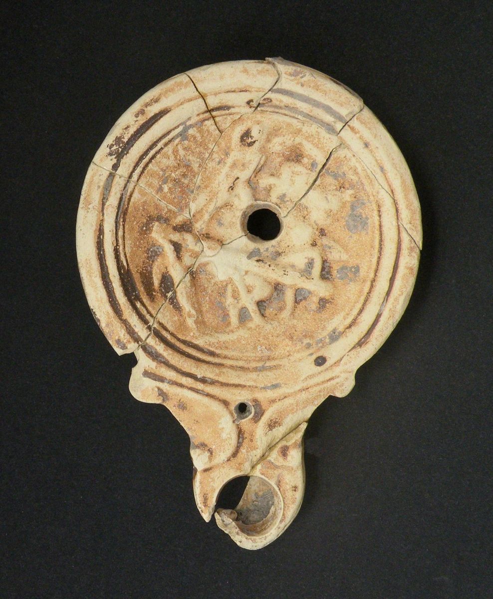 Lampe à huile représentant une scène mythologique