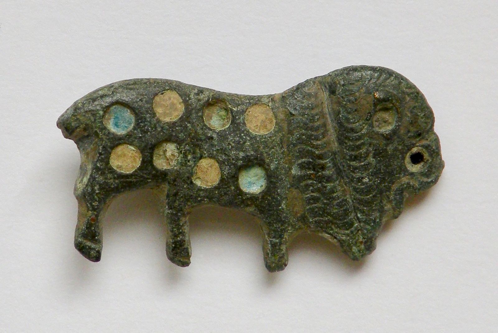 Fibule émaillée représentant un lion