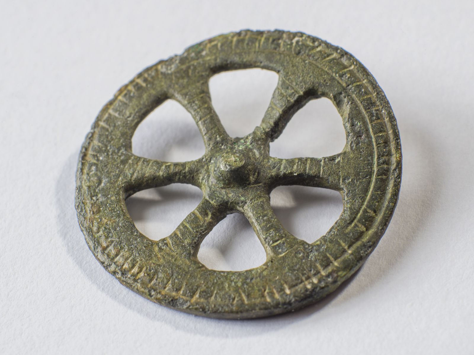 Pendentif en forme de rouelle solaire