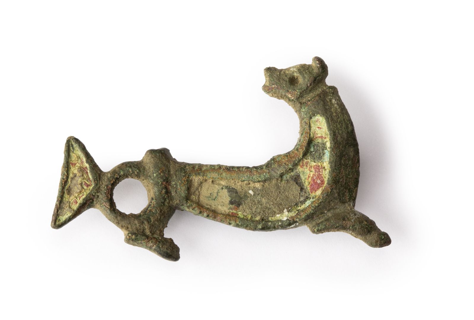 Fibule émaillée représentant un monstre marin