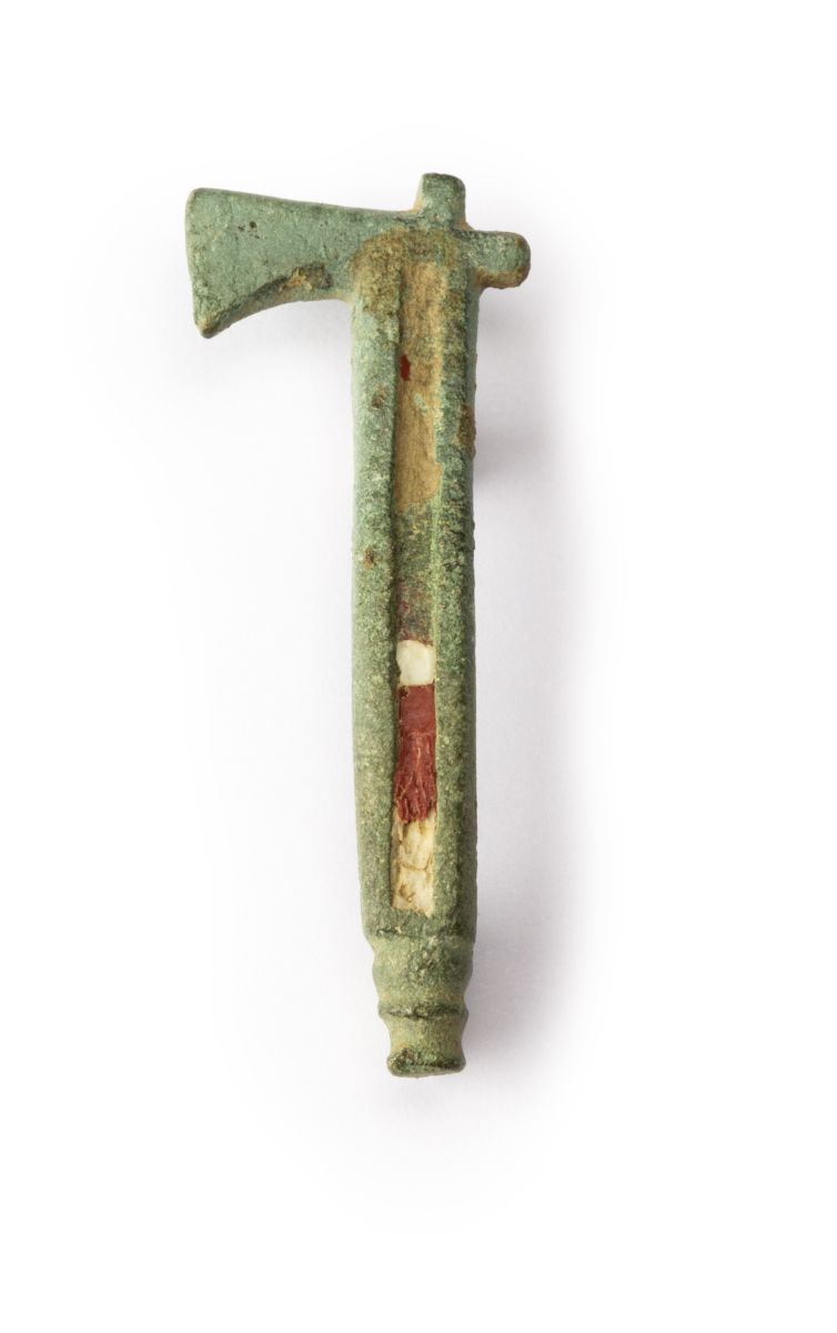 Fibule skeuomorphe émaillée représentant une hache