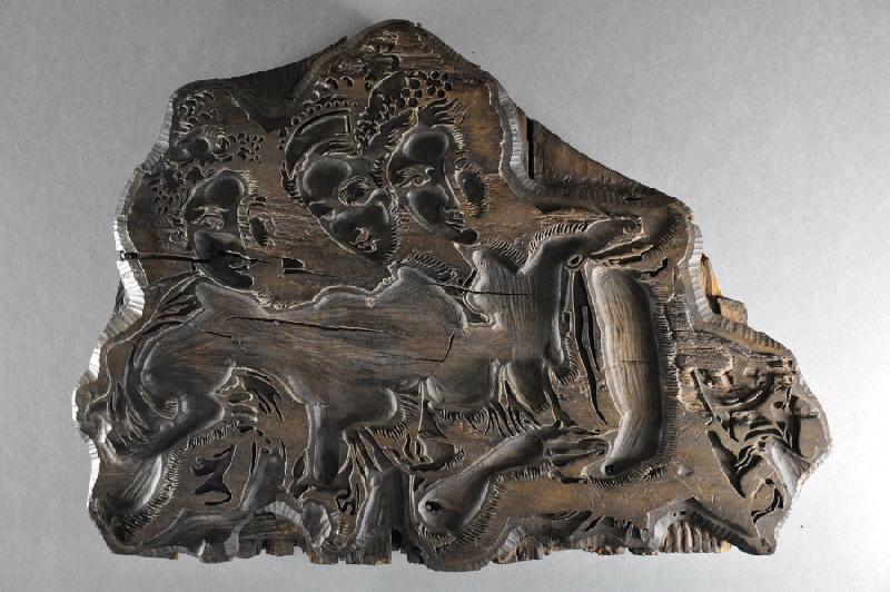 Planche imprimant une partie des visages des trois servantes de Vénus du lé 19 (titre descriptif) ; Psyché rapportant à Vénus un vase d'eau de la fontaine de Jouvence (Titre de la scène) ; Psyche & Cupidon, tableaux tentures en papier peint (Titre d'origine de l'ensemble complet ) ; Psyché (Titre de l'ensemble dans Nouvel, 1990.)