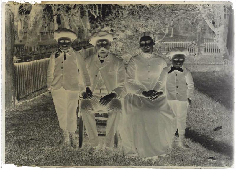 Portrait de famille, femme née Ferran ; Bertrand Tastes et son épouse Jeanne (née Ferran) avec leurs deux fils Jean (l'ainé) et Joseph. (titre attribué)