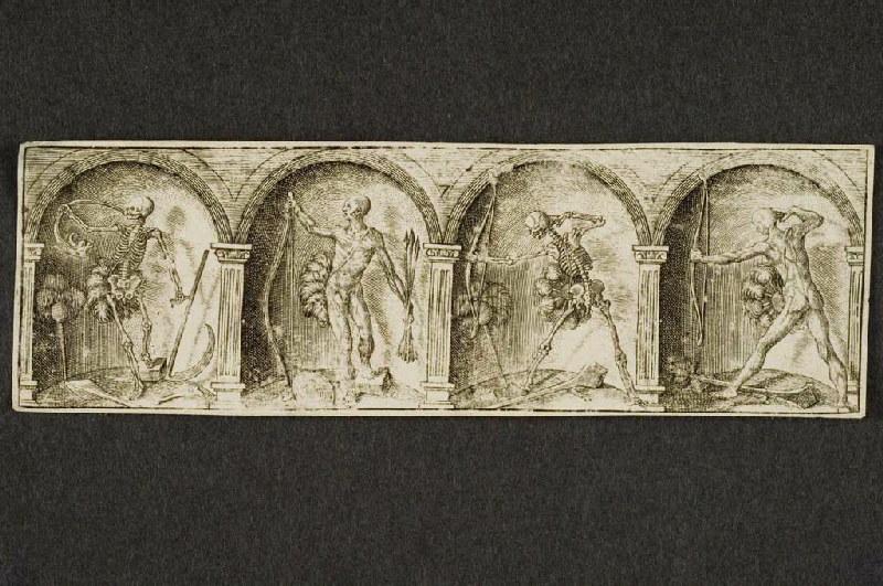 Deux squelettes et deux archers portant des roues à plumes, et armés