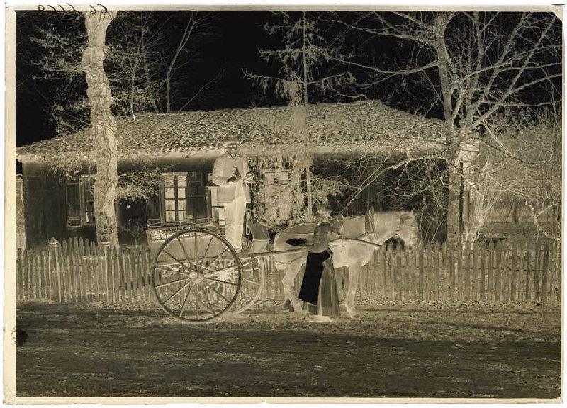 La tournée du poissonnier devant la maison de Félix Arnaudin ; Marchand sur une voiture attelée