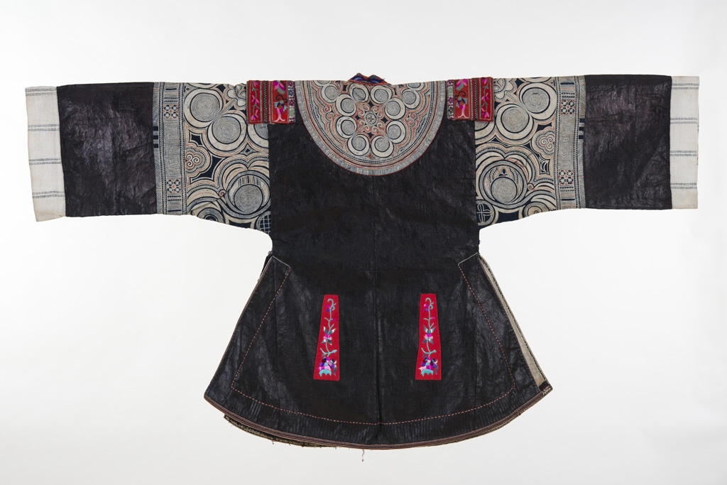 Veste du costume féminin de cérémonie Miao à plumes, Danzhai, Chine