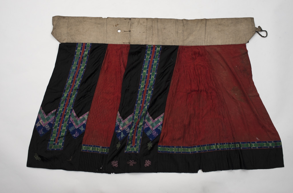 Jupe du costume féminin de cérémonie Miao à plumes, Danzhai, Chine