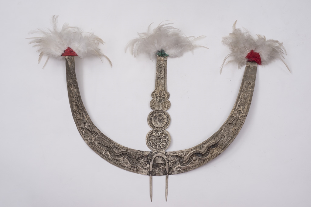 Parure de tête du costume féminin de cérémonie Miao à plumes, Danzhai, Chine