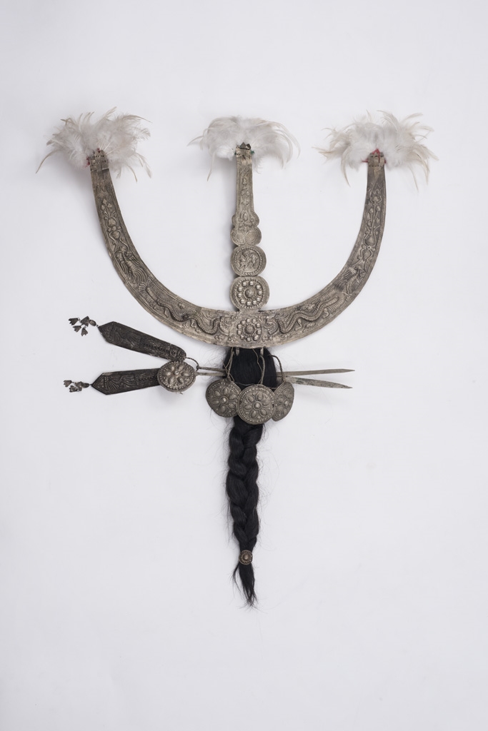 Parure de tête du costume féminin de cérémonie Miao à plumes, Danzhai, Chine