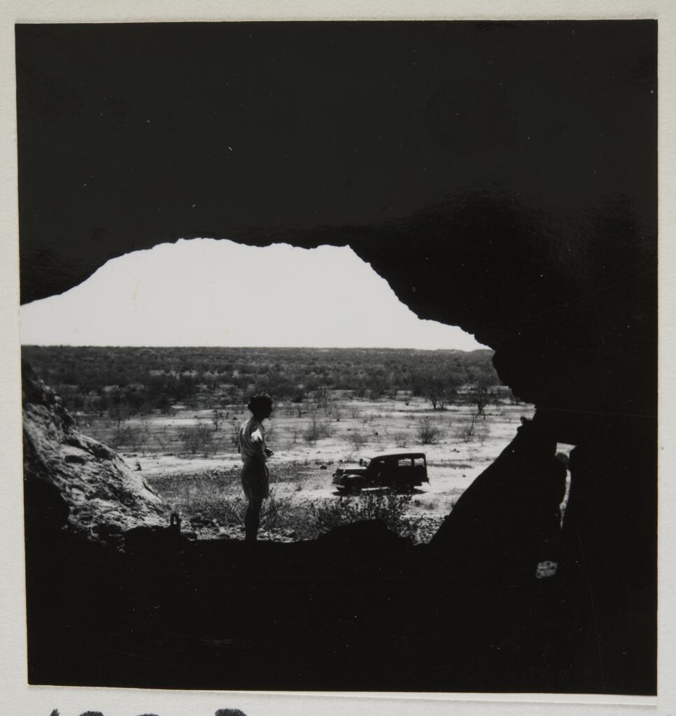 30 kms Nord Kaédi. Grotte de grès et la plaine vers le fleuve. En silouhette Richard Millard (Titre d'origine)