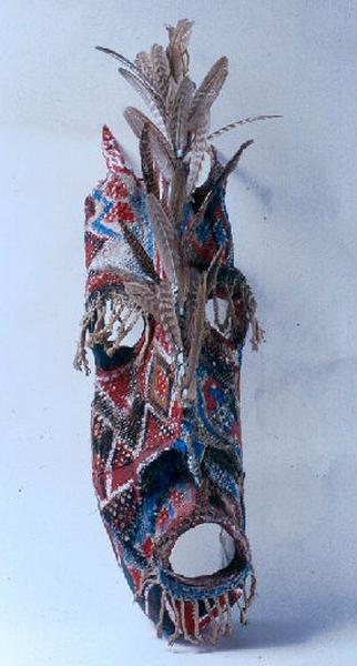 Grand masque coloré à plumes et à cornes