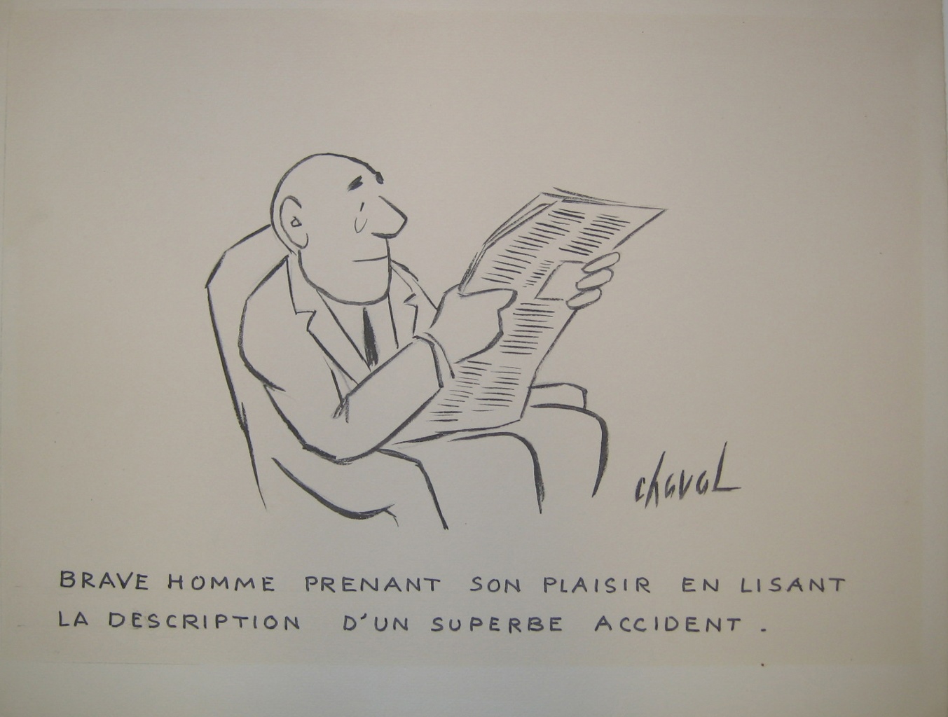 Brave homme prenant son plaisir en lisant la description d'un superbe accident
